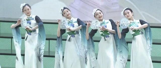 早报｜iPhone 18 Pro渲染视频曝光：左侧挖孔屏/马斯克向OpenAI微软索赔千亿美元，奥特曼回应/一公司就「涨薪20元」向员工致歉