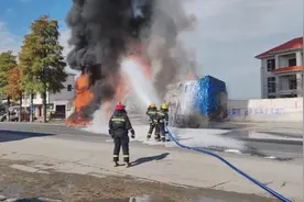 江西吉安：国道货车突发自燃 消防紧急救援成功图片