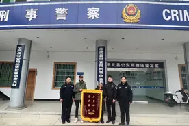 60岁大妈轻信“客服”，银行账户被转走48万并进入债券市场！警方介入全部追回图片