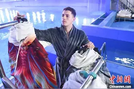 长沙外籍男性美人鱼火“出圈” 柔美与力量并存引围观图片