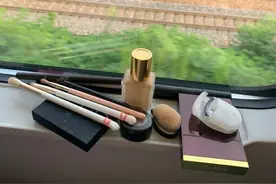 将高铁上化妆列为不文明行为，为什么网友都不答应？图片