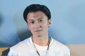 霍汶希：谢霆锋从16岁至今，都是素颜图片