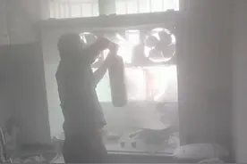 居民楼厨房起火！楼下派出所民警拿起灭火器就冲上楼｜看见正能量图片