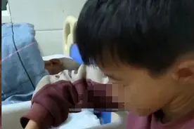 12岁男孩医院独自照顾瘫痪父亲，当地政府介入图片