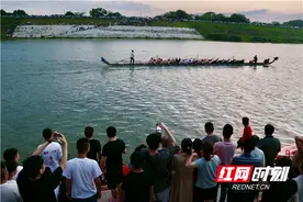 端午将至，㮾梨龙舟浏阳河畔“乘风破浪”图片
