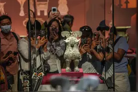 “看·见殷商”开展首日，两件鸮尊成最热打卡点图片