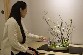 传统插花进社区，一起感受秋韵美图片