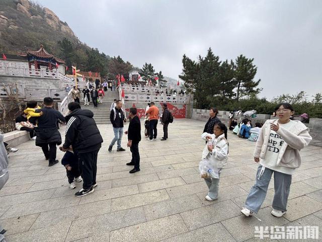 登山路上，秋意十足
