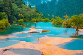 国内众多景区客流高位运行！四川黄龙创单日游客纪录，贵州黄果树等游客量饱和图片