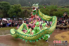 南宁上林县塘红乡第十六届“三月三”龙母文化节上演图片