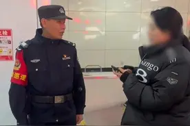 湖南长沙：这名“白衬衣”警察连续16年春节在岗图片