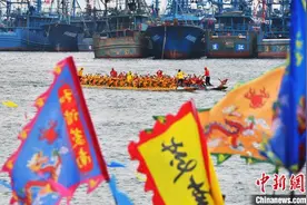 福建连江：渔民海上赛龙舟图片