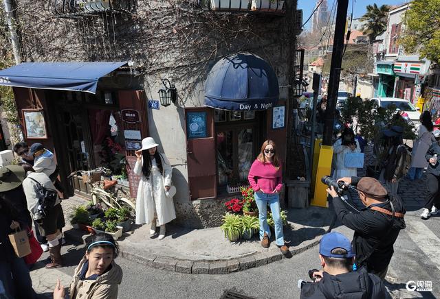 清明假期首日：青岛老城“人从众”