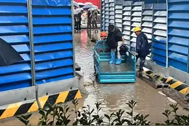 上海“暴雨摆渡人”太暖心！三轮车当“city boat”载市民涉水过泥路图片