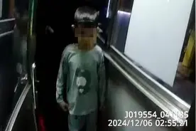 捡到一个小朋友！武汉一萌娃深夜外出寻父，民警通过孩子奖状找家长电话图片