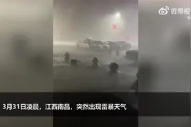 南昌凌晨遭暴雨强风突袭：电动三轮车被吹飞，有路灯被吹倒图片