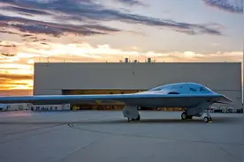 美媒：美军新一代B-21“突袭者”轰炸机新照曝光！计划年内首飞图片