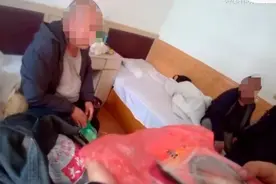 自制无证“狗皮膏药”兜售 多名老人中套图片