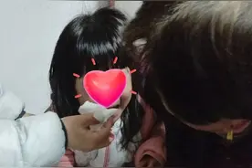 3岁女孩光脚独自外出，奉贤这个小区的居民合力找到了家属图片