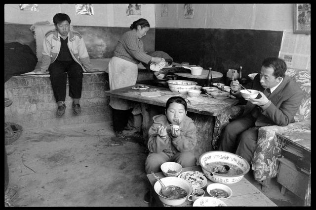 新窑子三十年：一个摄影师与一个村庄的“纠缠”