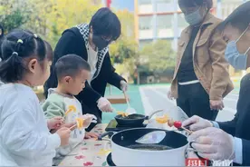 幼儿园萌娃大展身手，自制糖葫芦感受甜蜜！图片