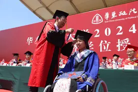 一场“迟到”五年的毕业典礼：轮椅上的她今天穿上了硕士服图片