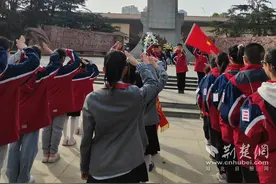 四校联动祭英魂！50名江岸少先队员二七塔下“对话”黄旭华图片