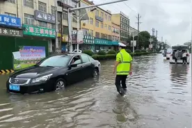 漯河舞阳：车辆涉水被困 交警蹚水推车救援图片