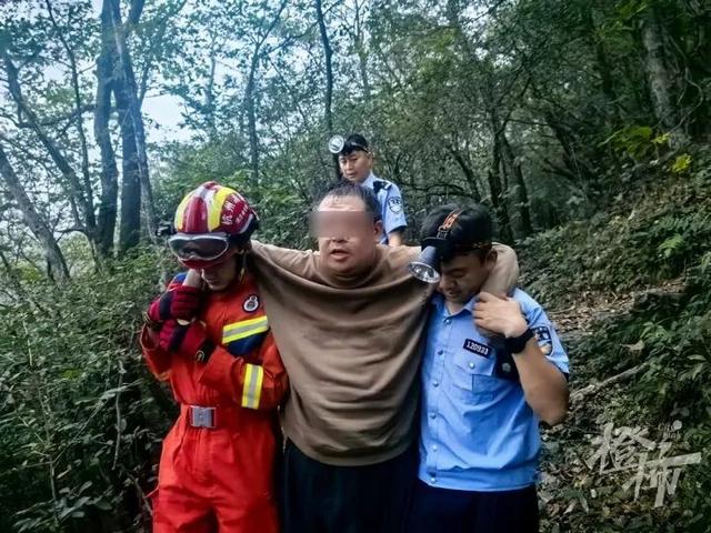 248斤男子被困 警方展开超重救援
