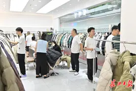 “万余款秋冬新品上新，一天都逛不完” 全国客商来汉大采购图片