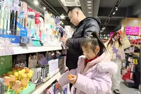 新学期伊始 学习用品热销图片