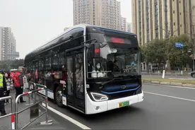 一起来治堵｜成都创新“路中式”巴士换乘站，治堵、安全两不误图片
