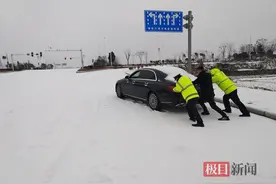 冻雨暴雪再袭，湖北宜城交警全警上路守护安全图片