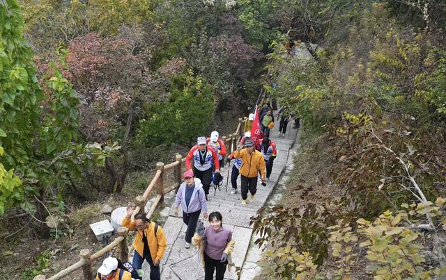 “九九重阳”登长城 北京市第十六届登山大会举办