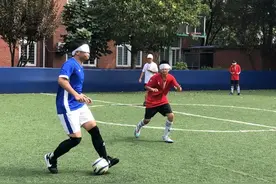 喊着“喂喂喂”，新疆视障少年来沪接受盲人足球系统训练图片
