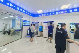 首批二代身份证陆续到期，福州派出所户政大厅均配有居民身份证自助受理机图片