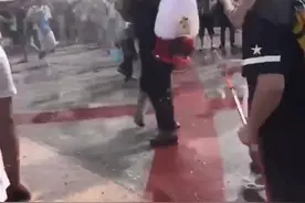 瑞丽泼水节“头盔哥”回应用高压水枪喷人：为降低冲击力，更换了两个孔径更大的喷头图片