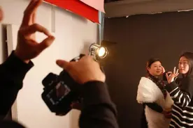 上海这个街道，一对听障夫妻开出“无声照相馆”，去拍过照的市民纷纷给予点赞图片