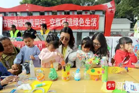 废弃塑料瓶变身精美手工艺品，虎丘街道开展垃圾分类主题活动图片
