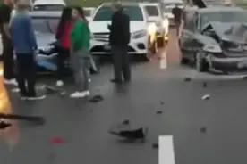 一地高速发生连环相撞！“大约二三十辆车”图片