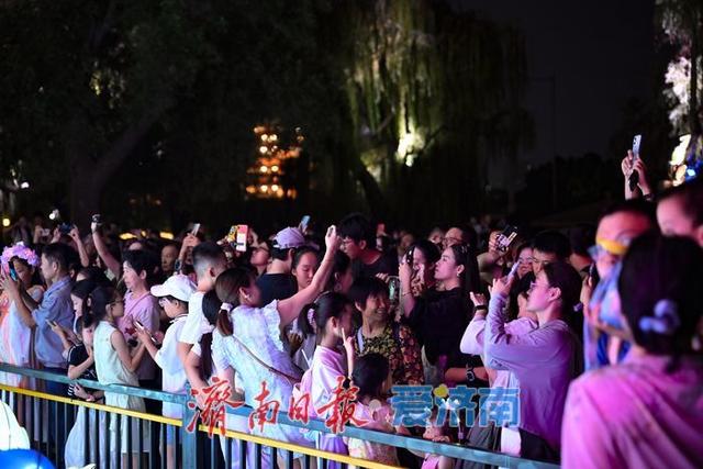 一年四季 泉在济南丨大明湖“夏雨荷2.0”搬迁逾两日热度不减！北岸钢琴广场人潮如织
