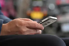 频繁弹出风险提示、设置复杂身份验证……第三方渠道下载安装App为何受限？图片