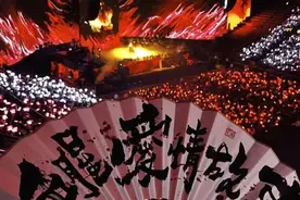 为抢地盘桌腿折了，为躲保安东奔西走，在演唱会门口摆摊真能“日入过千”？图片