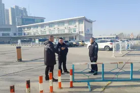 开展治安检查，维护车站安全稳定图片