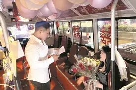 租一辆公交定制婚车精心布置上鲜花气球 95后小伙在公交婚车上成功求婚图片