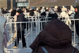 “刚刚玩的时候感觉自己18岁”70岁奶奶在尔滨玩滑梯秒变18岁图片