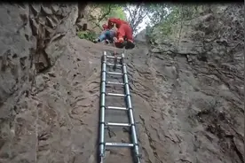 济南：游客被困悬崖 消防30分钟救下图片