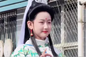 15岁女孩饰演“小观音”爆火 网友：“国泰民安脸”笑容很治愈图片