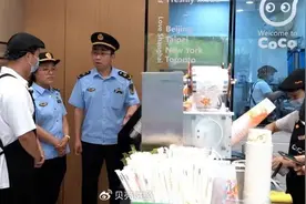 热搜！CoCo员工被曝切西瓜吃瓜心，门店回应：已停职，待培训合格重新上岗！重要提醒→图片