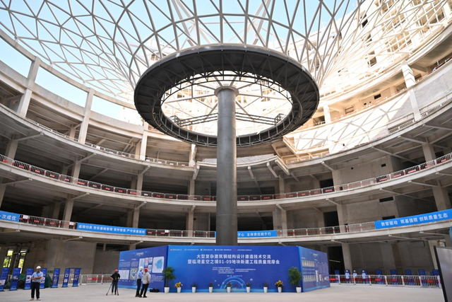 拥有国内地上最高室内亚克力深潜池，临港星海汇2026年底竣工